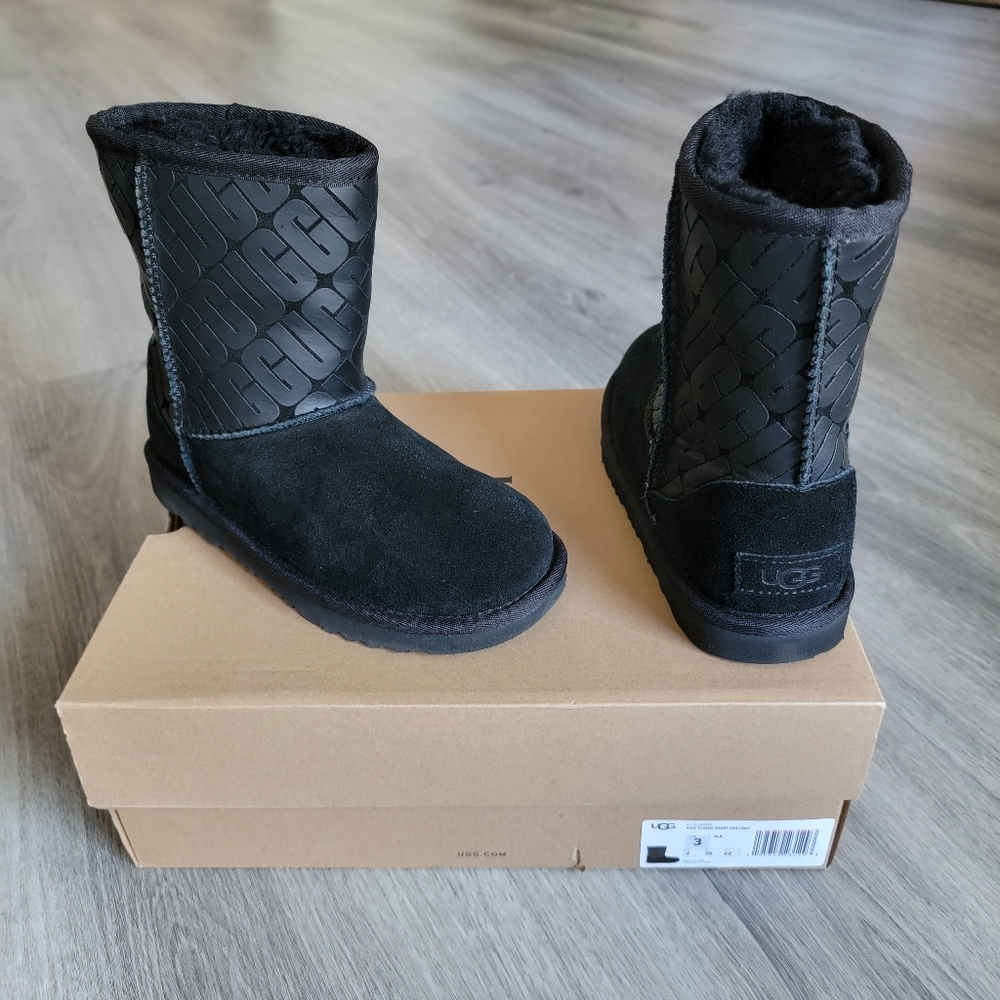 UGG Classic Short UGG Logo Suede Boot